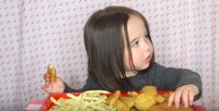 Gemas! Gadis Cilik Bermata Indah Ini Jadi Sorotan Karena Mukbang Nugget