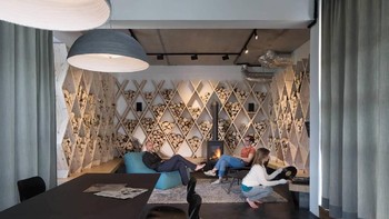 Banyak disediakan ruang lain untuk bekerja atau berdiskusi, tidak cuma di meja. Foto: Office Lovin