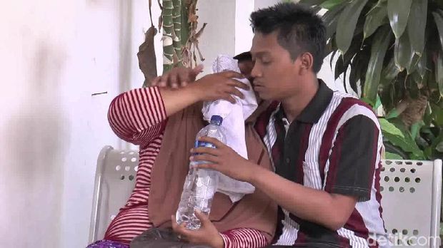 Istri Sopir Travel yang Tewas Ditabrak KA Jayabaya Histeris