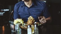 Presenter berusia 32 tahun ini punya gaya yang modis. Ia sering menghabiskan waktu luang di kafe hingga restoran yang kekinian, ini posenya saat brunch di salah satu kafe. Foto: Instagram @dwiandhika3486