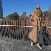 Sepatu boots memang jadi pilihan banyak orang ketika musim dingin dan musim gugur. Bentuknya yang tertutup bisa melindungi kaki dari cuaca dingin. Foto: Instagram/LaudyaCynthiaBella