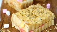 Mr Robaba di kawasan Pluit sediakan roti bakar bergerigi. Pilihan isian manisnya cokelat, kacang, pisang hingga Kit Kat. Sedangkan rasa asinnya ada mozarella, telur mata sapi, jamur keju hingga tuna. Foto: Mr Robaba
