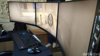 Tiga monitor tersebut tentu memberikan pandangan visual yang sangat luas saat bermain game. Foto: Agus Tri Haryanto/inet