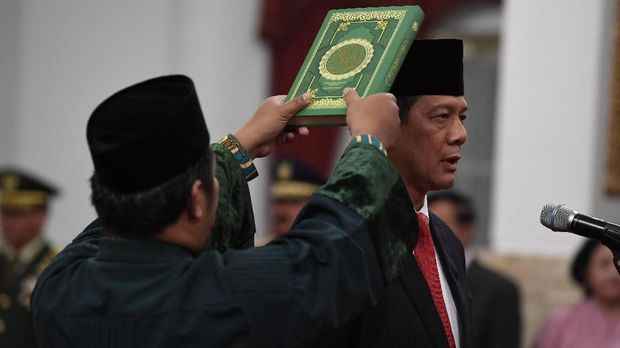 Letjen TNI Doni Monardo (kanan) mengucap sumpah saat dilantik Presiden Joko Widodo sebagai Kepala Badan Nasional Penanggulangan Bencana (BNPB), di Istana Negara, Jakarta, Rabu (9/1).