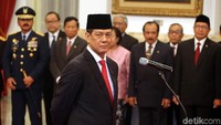 Turut hadir dalam pelantikan ini Menko Kemaritiman Luhut Binsar Panjaitan, Menko Pembangunan Manusia dan Kebudayaan (PMK) Puan Maharani, Menteri Sekretaris Negara Pratikno, Menpan RB Syafruddin, Menteri Agama Lukman Hakim Saifuddin dan menteri lainnya.