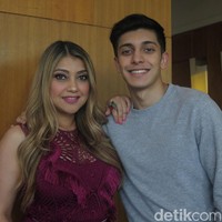 Mantan aktris dan model Sarah Azhari tengah menikmati perannya sebagai ibu. Putra semata wayangnya, Albany Ray, kini sudah berusia 18 tahun. Hampir 10 tahun terakhir, mereka menetap di Los Angeles (LA), California, Amerika Serikat. Foto: Daniel Ngantung/Wolipop