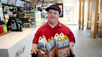 32 Tahun Mengabdi, Pegawai Fast Food dengan Down Syndrom Ini Akhirnya Pensiun