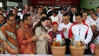 Puan Maharani merupakan Menteri Koordinator Bidang Pembangunan Manusia dan Kebudayaan (Menko PMK) sedang meminum segelas jamu bersama beberapa menteri lain. Foto: Instagram kemenko_pmk