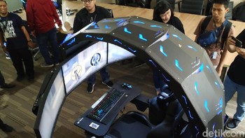 Guna memanjakan pandangan visual gamer, Thronos dilengkapi tiga monitor melengkung ukuran masing-masing 27 inch. Foto: Agus Tri Haryanto/inet