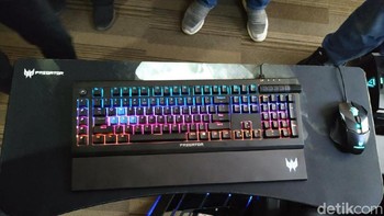 Thronos dipersenjatai mouse Predator Cestus 510, Headset Predator Galea 300, Keyboard Predator Predator Aethon 500, dan mouse pad custom. Foto: Agus Tri Haryanto/inet