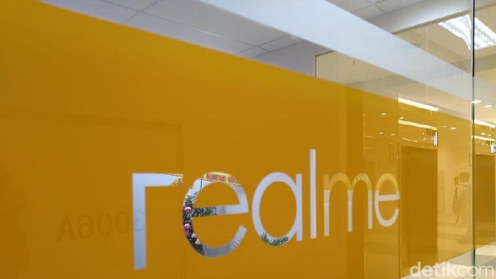 Soal matematika jadi penanda kehadiran Realme 3. (Foto: detikINET/Muhamad Imron Rosyadi) Soal matematika jadi penanda kehadiran Realme 3. (Foto: detikINET/Muhamad Imron Rosyadi)