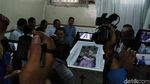 Haru Keluarga Sambut Jenazah Siswi SMK yang Ditusuk di Bogor
