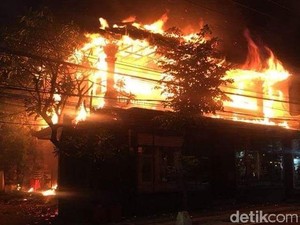 Rumah di Seminyak Bali Kebakaran, 14 Mobil Damkar Dikerahkan
