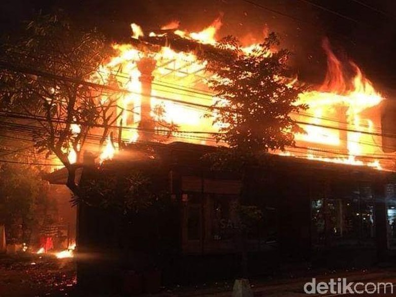Rumah di Seminyak Bali Kebakaran, 14 Mobil Damkar Dikerahkan Rumah di Seminyak Bali Kebakaran, 14 Mobil Damkar Dikerahkan