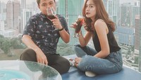 Lagi-lagi pose minum, ini nikmatnya Salshabilla minum bareng temannya. Pemandangannya gedung tinggi di Jakarta lho. Foto: Instagram salshabillaadr