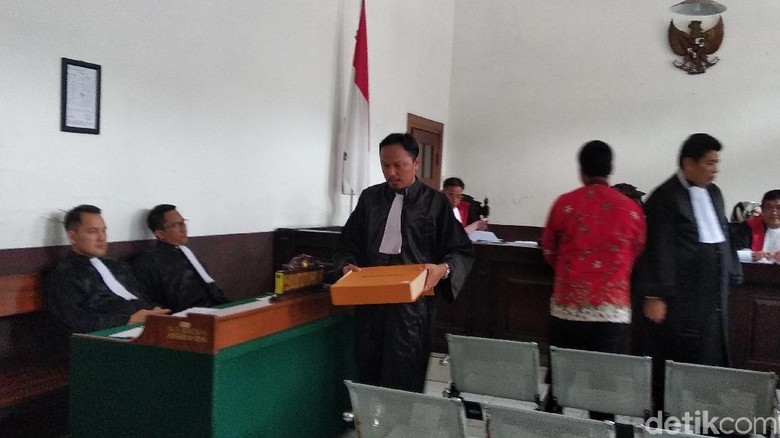 Jaksa Tunjukkan Tas Mewah dari Eks Kalapas Sukamiskin untuk Dirjen PAS Jaksa Tunjukkan Tas Mewah dari Eks Kalapas Sukamiskin untuk Dirjen PAS