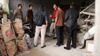 Polisi masih mengidentifikasi diduga rakitan bom pipa di rumah Ketua KPK Agus Rahardjo. Rakitan mirip bom ditemukan dalam tas hitam di pagar rumah.