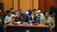 Tampak para peserta mediasi serius memaparkan keterangan para ahli. Hadir sebagai ahli dari Universitas Andalas, Charles Simabura dan dari Kampus Jentera, Bivitri Susanti.