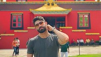 Sedangkan ini saat dia berkunjung ke Chagdud Gonpa Khadro Ling, sebuah candi yang berada di Brazil. (dr_brunofonseca/Instagram)