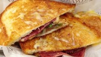 Tak ubahnya roti bakar, ada sandwich enak di Smorrebrod. Menunya berupa grilled sandwich dan gourmet sandwich. Menu andalannya Classic++ yang diisi  empat campuran keju, chive, tomat, beef luncheon, tumisan jamur dan bawang bombay terkaramelisasi. Komplet! Foto: dok. detikFood