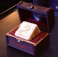 Qatar Royal Soap, disebut sebagai sabun termahal dengan harga USD 3,800 atau Rp 53 jutaan. Apa yang membuat sabun batangan ini dijual dengan harga fantastis? Bahan-bahannya terbuat dari bubuk emas murni, minyak zaitun dan madu murni, bahkan ada berlian di dalamnya. Foto: Dok. Luxury Launches