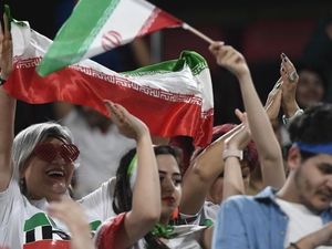 Peluk Suporter Perempuan, Kiper Pria di Iran Dikecam
