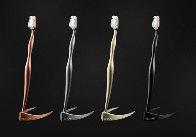 Reinast Luxury Toothbrush, sikat gigi berbahan titanium ini dijual seharga USD 4,375 atau sekitar Rp 62 juta. Terbuat dari titanium, sikat gigi buatan Jerman ini memiliki lapisan antibakteri di antara sikat dan kepala sikatnya. Selain tahan lama, kepala sikat juga bisa diganti sehingga tidak perlu dibuang setelah enam bulan pemakaian, seperti sikat gigi pada umumnya. Foto: Dok. Luxury Launches