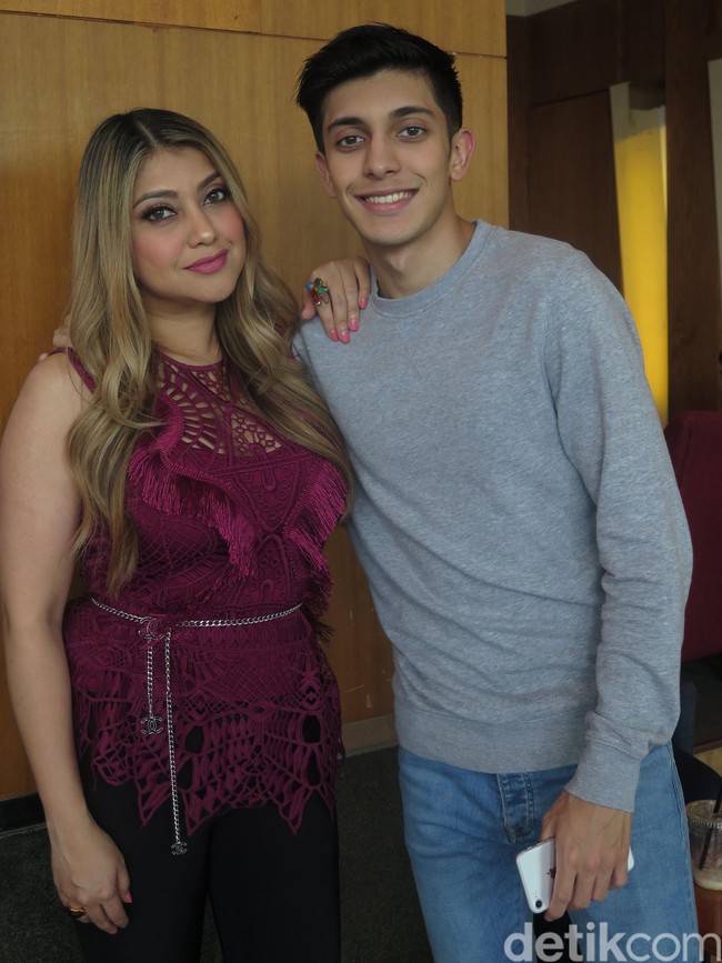 Meski sudah jarang muncul di layar kaca Tanah Air, perempuan 41 tahun ini eksis di Instagram. Sesekali Sarah mengunggah foto dirinya bersama Albany. Banyak netizen yang berkomentar ibu-anak ini justru lebih mirip seperti kakak-adik. Tak sedikit pula yang mengira Albany adalah pacar muda Sarah.  Foto: Daniel Ngantung/Wolipop