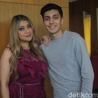 Meski sudah jarang muncul di layar kaca Tanah Air, perempuan 41 tahun ini eksis di Instagram. Sesekali Sarah mengunggah foto dirinya bersama Albany. Banyak netizen yang berkomentar ibu-anak ini justru lebih mirip seperti kakak-adik. Tak sedikit pula yang mengira Albany adalah pacar muda Sarah.  Foto: Daniel Ngantung/Wolipop