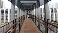 Sejumlah pekerja tampak menyelesaikan pekerjaan finishing di pembangunan JPO Bundaran Senayan, Jakarta, Rabu (9/1/2019).