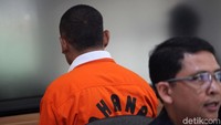 Dalam jumpa pers, tersangka yang dihadirkan dengan baju tahanan membelakangi para pejabat Polri.