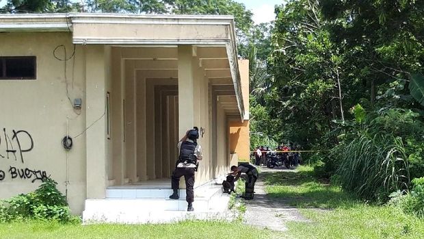 Tim Gegana Polda Jateng memeriksa temuan tas. 