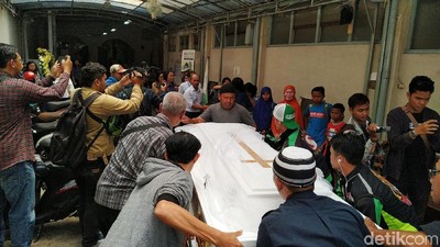 Haru Keluarga Sambut Jenazah Siswi SMK yang Ditusuk di Bogor