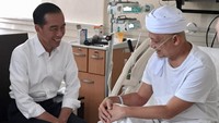 Berdasarkan foto dari Biro Pers Setpres, Jokowi tampak memakai kemeja putih. Sementara itu, Ustaz Arifin Ilham yang berkaus putih tampak duduk di ranjang rumah sakit. 
