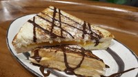 Bukan hanya kopi enak, Chief Coffee di Kemang juga tawarkan roti bakar dalam pilihan menunya. Kaya Toast memadukan roti bakar lembut dengan isian selai kaya dan saus cokelat yang legit manis sebagai toppingnya. Foto: dok. detikFood