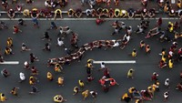Patung tersebut dibawan berkeliling kota sejak pagi hari di Quirino Grandstand. Reuters/Eloisa Lopez.