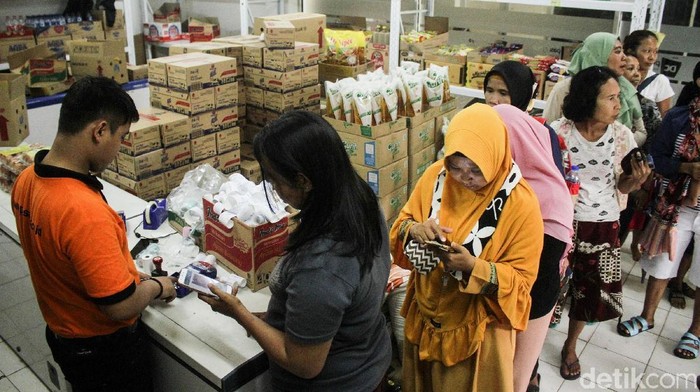 Warga berdatangan ke Pasar Grogol, Jakarta Barat, untuk membeli sembako murah. Mereka membeli kebutuhan pokok itu menggunakan Kartu Jakarta Pintar (KJP).