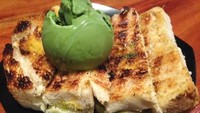 Roti Bakar Kemang tawarkan ragam isian dan topping roti bakar. Ada roti bakar isi cokelat, karamel, kaya, nanas, telur, dan kornet. Toppingnya bisa pilih Oreo, Marie Regal, pisang, hingga es krim. Salah satu yang jadi andalan, Roti Bakar Kit Kat Green Tea. Foto: dok. detikFood