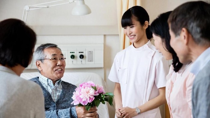 Menjenguk orang sakit rentan terkena infeksi nosokomial. Foto: iStock Menjenguk orang sakit rentan terkena infeksi nosokomial. Foto: iStock