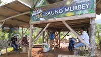 Biasanya pengunjung menggunakan saung tersebut untuk makan nasi liwet bersama. Nasi liwetnya bisa dipesan dari pengelola dengan harga terjangkau, tidak perlu repot bawa bekal dari rumah (Dadang/detikTravel)