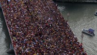 Setiap tanggal 9 Januari jutaan Umat Katolik di Filipina tumpah ruah di jalanan kota Manila untuk memperingati prosesi agama Black Nazarene. Reuters/Soe Zeya Tun.