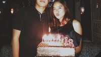 Happy birthday puyo!, tulis Salshabilla di keterangan foto. Berusia 18 tahun, siapa ya pria di sebelah pesinteron Anak Jalanan ini? Foto: Instagram salshabillaadr