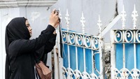 Sejumlah wartawan terlihat hilir mudik memotret rumah Agus Raharjo.