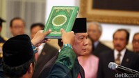 Letjen Doni Monardo disumpah secara islam.