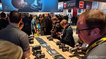 Pengunjung menjajal kamera Nikon. (Foto: Adi Fida Rahman/detikINET)  