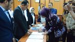 Sengketa Tambang Emas Berakhir, Warga Ramai-ramai Sujud Syukur