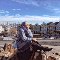 Di lain kesempatan, Bella, sapaan akrabnya terlihat menawan memakai sweater biru dipadukan dengan rok. Gaya seperti ini cocok untuk kamu yang ingin tampil beda. Foto: Instagram/LaudyaCynthiaBella