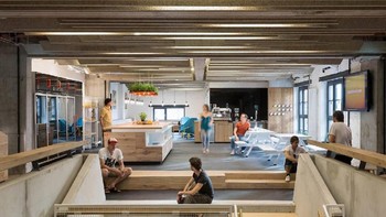 Kantor Soundcloud ini berlokasi di Berlin dan tampak hommy dengan bahan banyak dari kayu. Soundcloud sendiri adalah startup platform distribusi audio online dan berbagi musik, di mana user bisa saling upload audio. Foto: Office Lovin