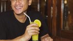Mantan Vanessa Angel, Dwi Andhika Punya Gaya Keren Saat Ngopi dan Makan