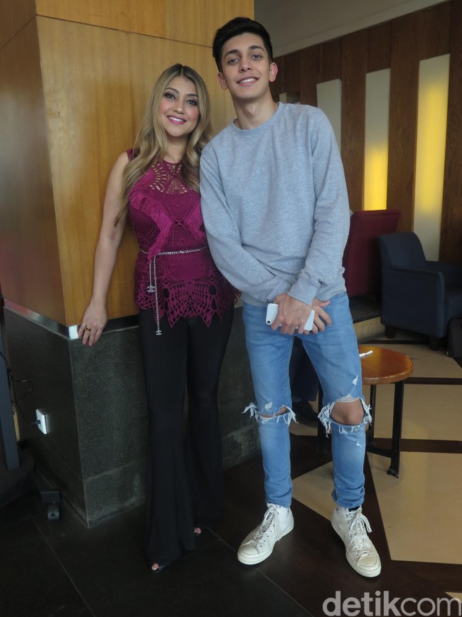 Aku sama Mama memang dekat sekali karena di rumah cuma ada kami berdua, ujar Albany saat ditemui Wolipop di Gedung Transmedia, Mampang, Jakarta Selatan, Rabu (9/1/2019). Saat ini, Ray tengah menempuh studi bisnis di sebuah universitas di Los Angeles.  Foto: Daniel Ngantung/Wolipop